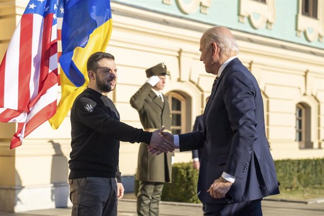 El presidente de Ucrania, Volodimir Zelenski (i), recibe a su homólogo de EEUU, Joe Biden (d), durante su visita a Kiev