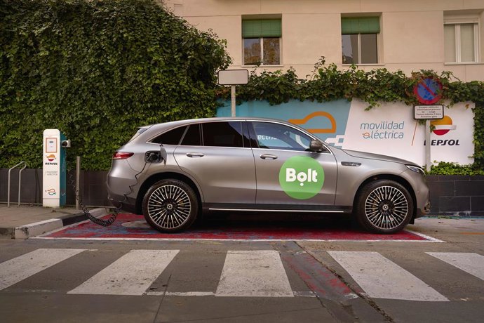 Archivo - Un vehículo de Bolt recargando en un punto de recarga de Repsol