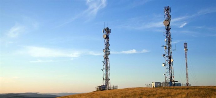 Archivo - Torres con antenas de telecomunicaciones del operadora mayorista Internet para Todos (IpT) Perú lanzado por Telefónica