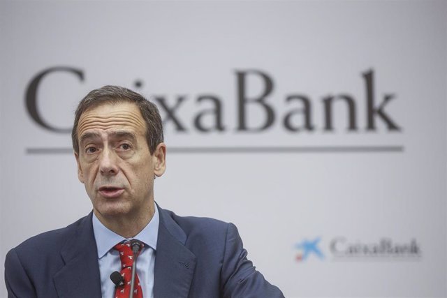 Archivo - El consejero delegado de CaixaBank, Gonzalo Gortázar, interviene durante la presentación de los resultados de la entidad de los nueve primeros meses de 2022, en el Edificio de CaixaBank, a 28 de octubre de 2022, en Valencia, Comunidad Valenciana