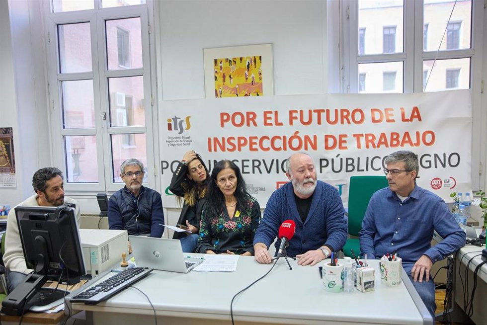 Josetxo Gándara Ruiz de CCOO (2d) durante una rueda de prensa de la Plataforma de  la Inspección de Trabajo y Seguridad Social, en la sede del Ministerio de Trabajo y Economía Social, a 15 de febrero de 2023, en Madrid (España). 