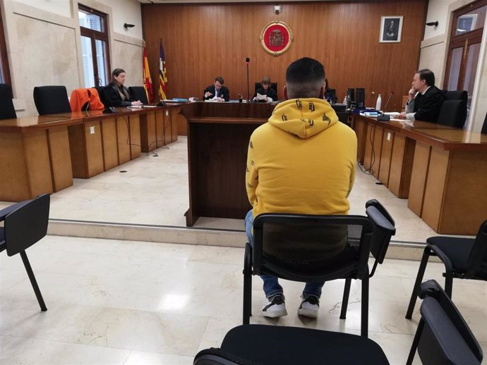 El acusado de manosear a una menor en Campos, sentado para el juicio en la Audiencia.