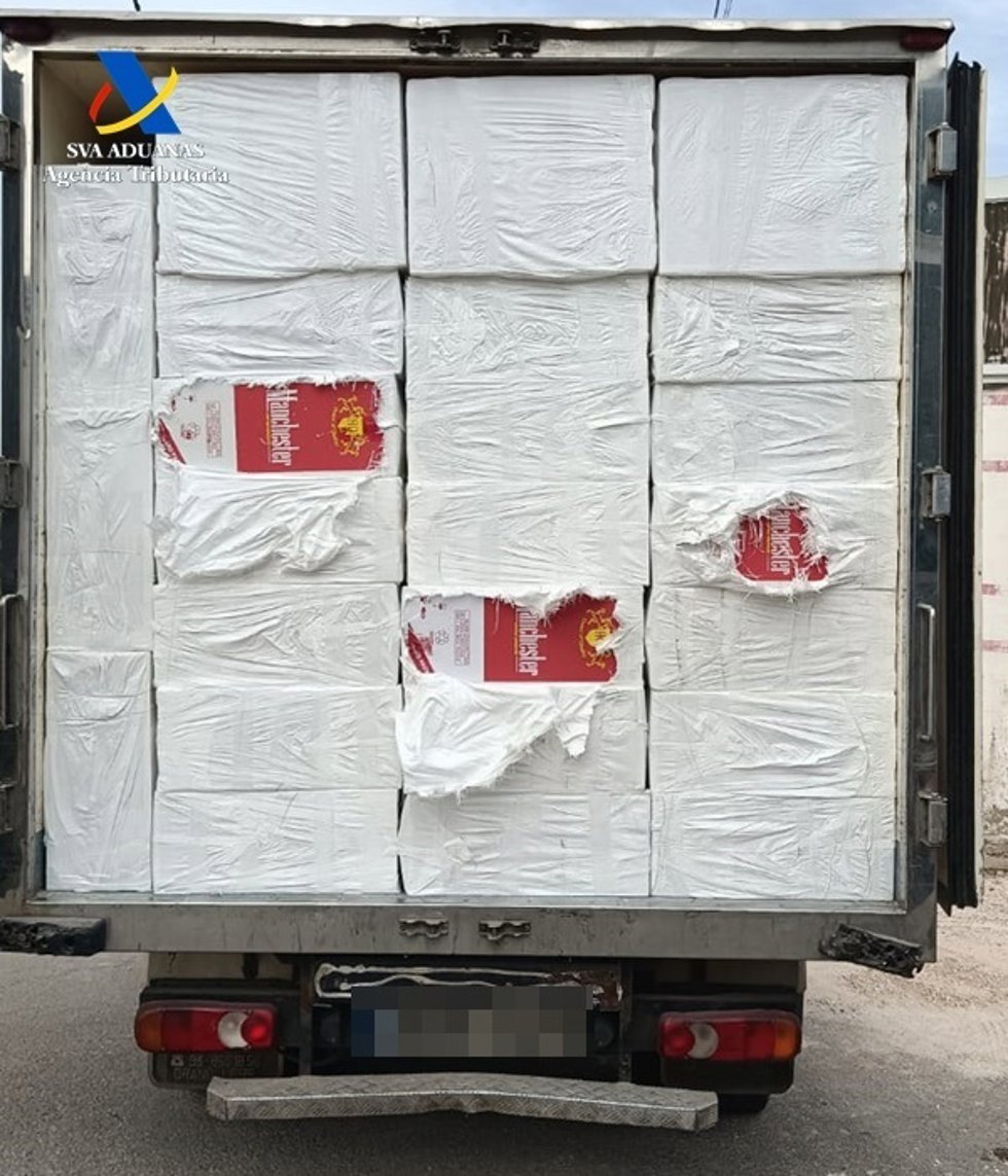 Cajas de cigarrillos de contrabondo a bordo de un camón incautadas por agentes de Vigilancia Aduanera.