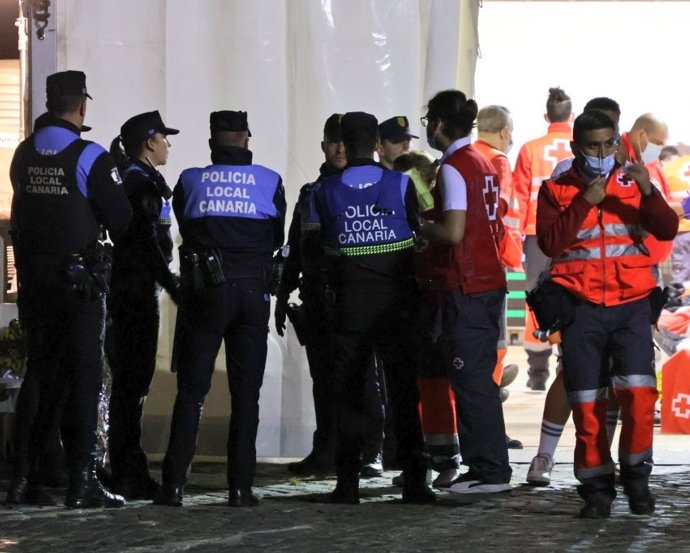 Agentes de la Policía Local de Santa Cruz de Tenerife y personal de Cruz Roja en el Hospital del Carnaval