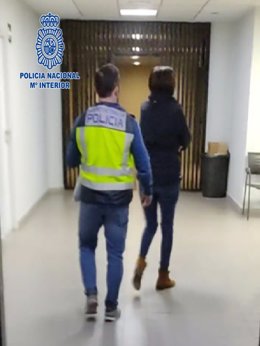 Un agente custodia a uno de los detenidos