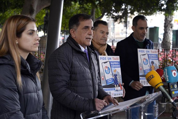 El alcalde de Murcia, José Antonio Serrano, acompañado por la concejala de Movilidad Sostenible y Limpieza Viaria, Carmen Fructuoso, presenta la aplicación