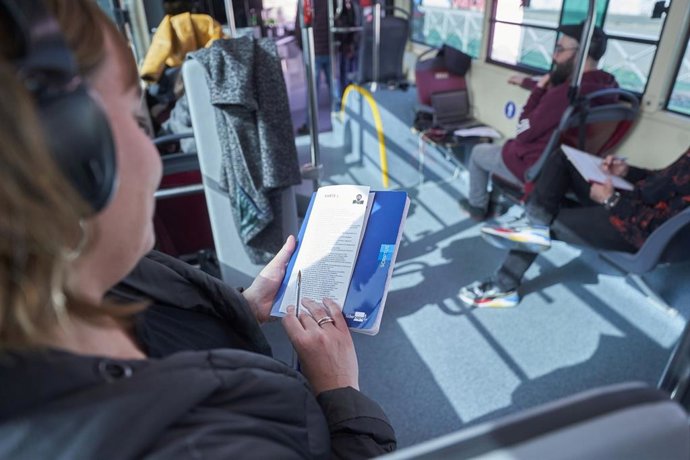 Viajeros de un autobús urbano escuchan una ficción sonora de una función programada por el Teatro Lope de Vega.