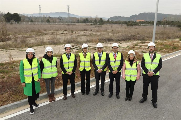 Foto de grupo junto al solar donde se ubicará la planta de hidrógeno verde.