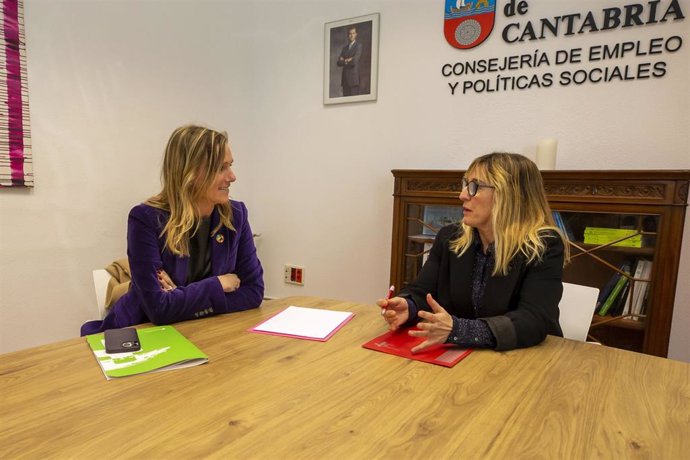 La consejera de Empleo y Políticas Sociales, Eugenia Gómez de Diego, con la presidenta del Colegio Oficial de Farmacéuticos, Rita de la Plaza