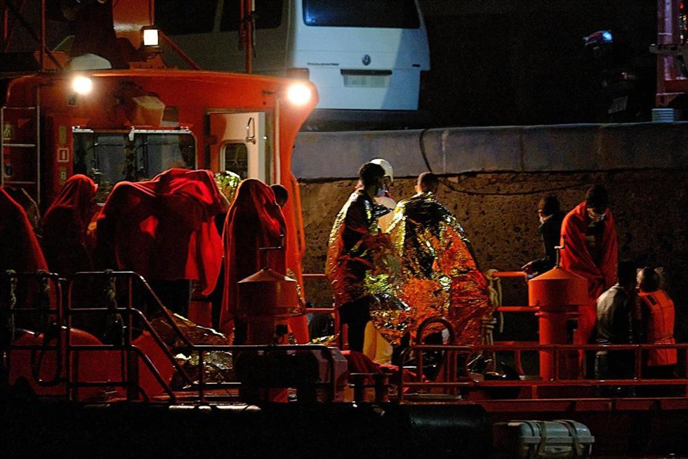 Archivo - Un grupo de inmigrantes rescatados en el Puerto de Gran Tarajal, a 2 de febrero de 2022, en Fuerteventura, Islas Canarias (España). Salvamento Marítimo ha rescatado a unos 200 inmigrantes, entre ellos ocho menores, que viajaban a bordo de cuat