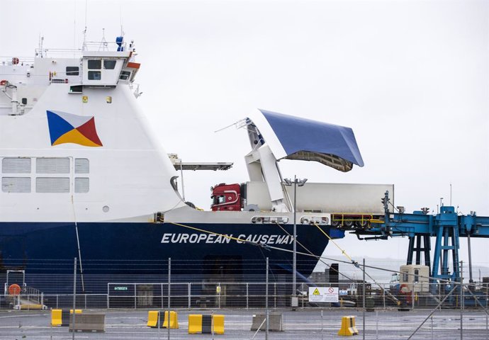 Archivo - FILED - 31 December 2020, United Kingdom, Larne: A lorry is transported onto a ferry at Larne port. Border checks have been temporarily suspended at two the ports Belfast and Larne after fears for staff safety were raised over an "upsurge in s