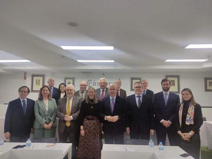 La Consejería de Universidad y Cámaras de Comercio acuerdan potenciar su colaboración en emprendimiento e innovación.