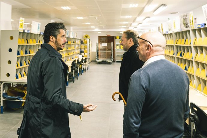 El alcalde de La Laguna, Luis Yeray Gutiérrez, visita las instalaciones de Correos en su sede de la calle Santo Domingo
