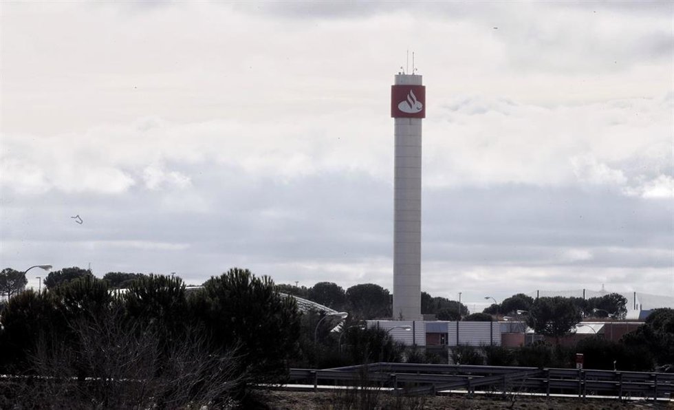 Archivo - Logo del Banco Santander en lo alto de una construcción en la entrada a la Ciudad Financiera del Grupo Santander cerca de la localidad madrileña de Boadilla del Monte.