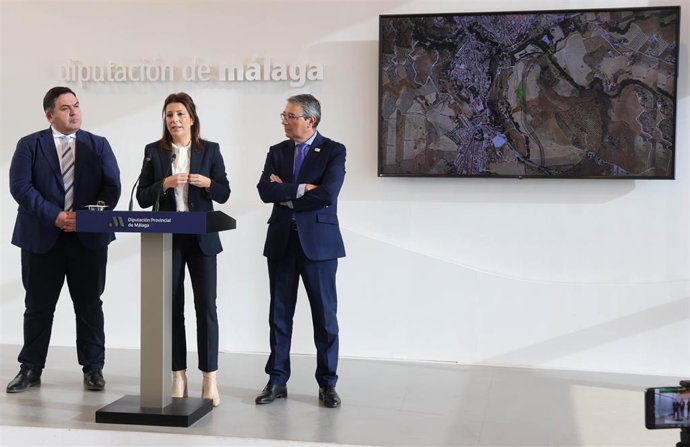 El presidente de la Diputación, Francisco Salado, ha presentado el proyecto junto a la alcaldesa de Ronda, María de la Paz Fernández, destacando que se avanza y se despeja el camino para poner en marcha una actuación de gran relevancia para la ciudad.