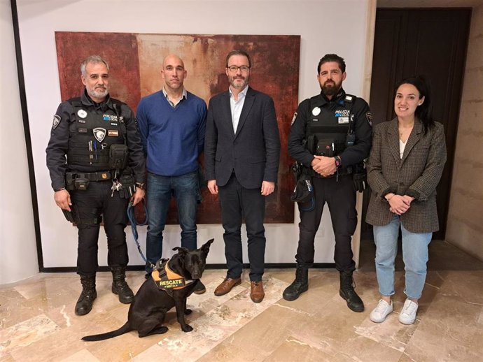 El alcalde de Palma, José Hila, recibe a un bombero y dos policías locales que han participado en los rescates por el terremoto de Turquía: Antoni Jaume Sureda, Manuel Sánchez Rodríguez y Antoni Izquierdo López-Paez.