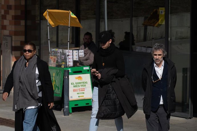 (I-D) La abogada de Dani Alves Miraida Puentes Wilson; su amigo Bruno y el abogado de Alves Cristóbal Martell, salen del centro penitenciario Brians 2 tras visitar al exjugador del F.C Barcelona Dani Alves, a 17 de febrero de 2023.