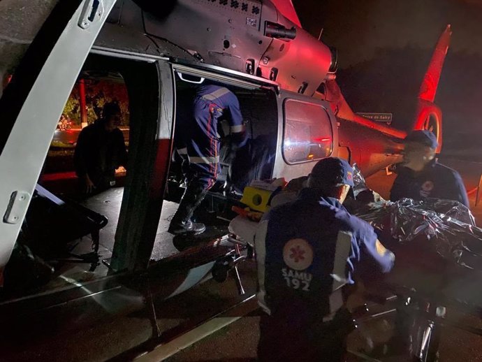 El Comando d'Aviació de l'Exrcit brasiler assistint a les víctimes de les pluges torrencials.