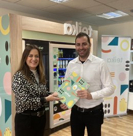 Vicent Marco, presidente de la Unió de Periodistes Valencians, y Puri Naya, directora de comunicación de Teika.