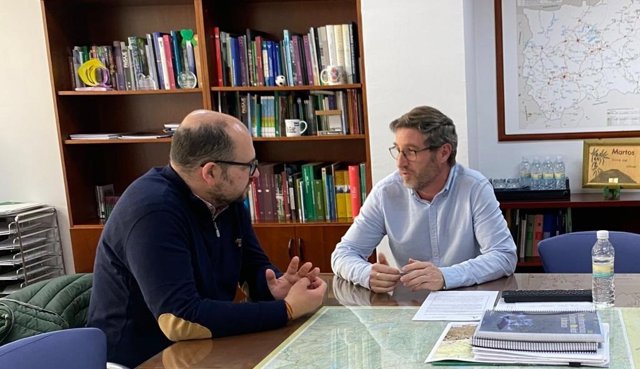 Reunión del delegado de Fomento, Miguel Contreras, con el alcalde de Iznatoraf, Pascual Manjón