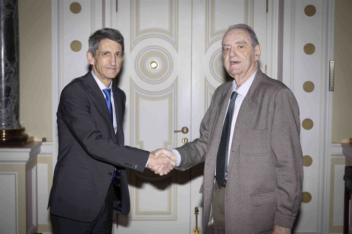 Archivo - El presidente de la Fundación Bancaria Unicaja, José M. Domínguez, y el director de la Real Academia de Bellas Artes de San Fernando, Tomás Marco, en la firma en Madrid de un convenio de colaboración