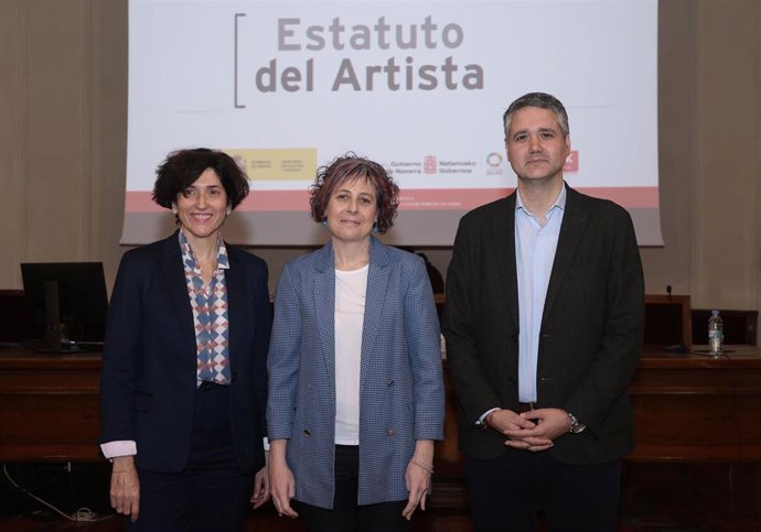 I-D-, la directora general de Industrias Culturales, Propiedad Intelectual y Cooperación del Gobierno de España, Adriana Moscoso del Prado; la consejera Rebeca Esnaola, y el director general de Cultura-Institución Príncipe de Viana, Ignacio Apezteguía.