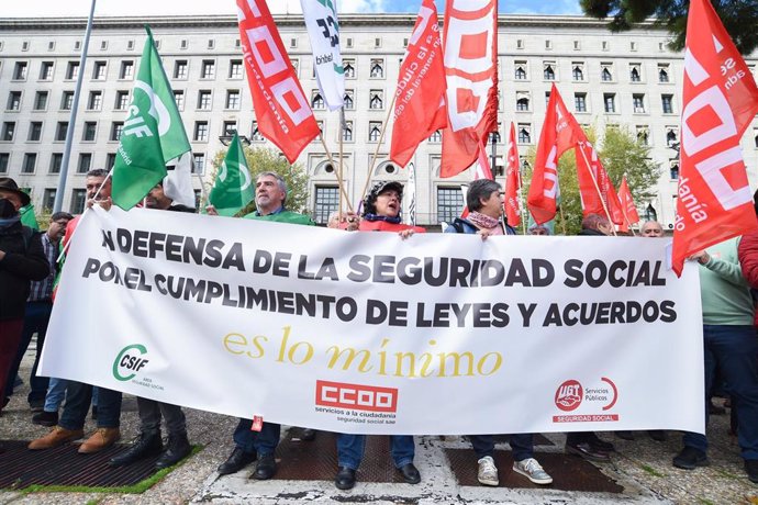 Archivo - Concentración de CSIF, CCOO y UGT para denunciar la falta de personal en la Seguridad Social el pasado mes de noviembre en Madrid