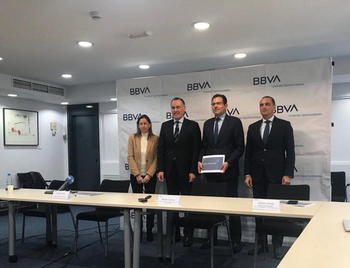 (De Izquierda A Derecha) El Director De La Territorial Este De BBVA, David Conde; El Economista Jefe Para España De BBVA Research, Miguel Cardoso, Y El Director Regional Banca De Empresas Y Corporaciones, Antonio Carreto