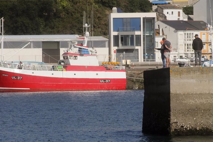 Archivo - Marineros en el Puerto de Burela, a 3 de octubre de 2022, en Burela, Lugo, Galicia (España). El Gobierno sopesa recurrir ante el Tribunal de Justicia de la Unión Europea (TJUE) la decisión de Bruselas de vetar la pesca de fondo en zonas marina
