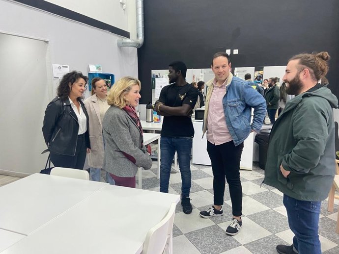 La delegada territorial de Empleo, Empresa y Trabajo Autónomo y directora provincial del SAE, Carmen Sánchez Sierra, visita la Asociación por la Formación Profesional Integral y Social de la Persona (Inserta Andalucía)