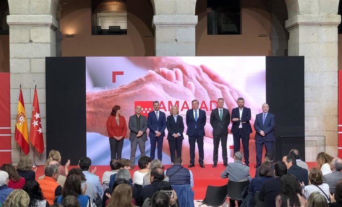 Dancausa, en el centro de la imagen, posa en el patio de la Real Casa de Correos junto al director de Amapad y los exdirectores de AMTA en el día que la primera ha tomado el relevo de la segunda en la atención a adultos con discapacidad de la Comunidad.