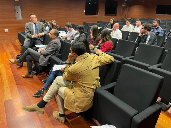 Junta, universidades y estudiantes crean un grupo para buscar fórmulas de ayudas a alumnos con dificultades económicas