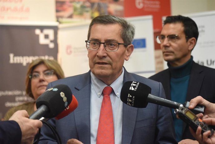 Ana Muñoz, José Entrena, y Francisco Cuenca, en la Diputación de Granada