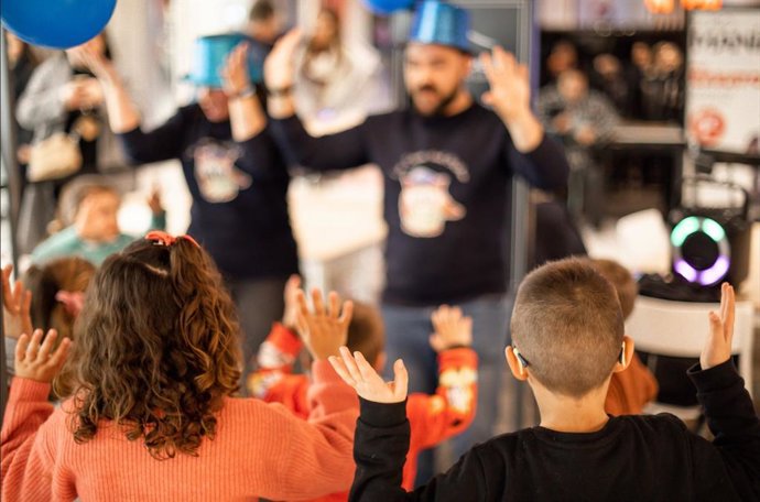 Bahía Sur celebra el Carnaval este viernes y sábado con la Charanga Sones de Cádiz, disfraces y talleres infantiles.