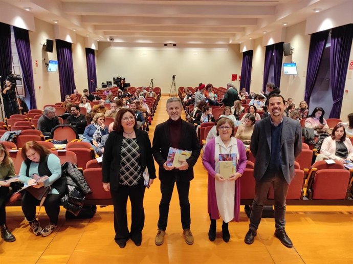 El presidente del IPBS, Francisco Ángel Sánchez (centro), acompañado por la delegada territorial de Inclusión Social, Juventud y Familias e Igualdad de la Junta, Dolores Sánchez, en la inauguración del encuentro.