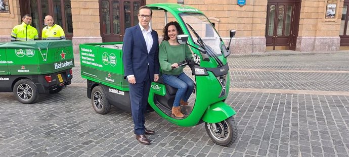 Imagen  de la concejal de Movilidad y Sostenibilidad del Ayuntamiento de Bilbao, Nora Abete, y del director de Relaciones Institucionales Heineken España, Pablo Mazo.