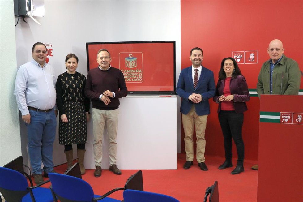 Noel López, junto a otros responsables socialistas