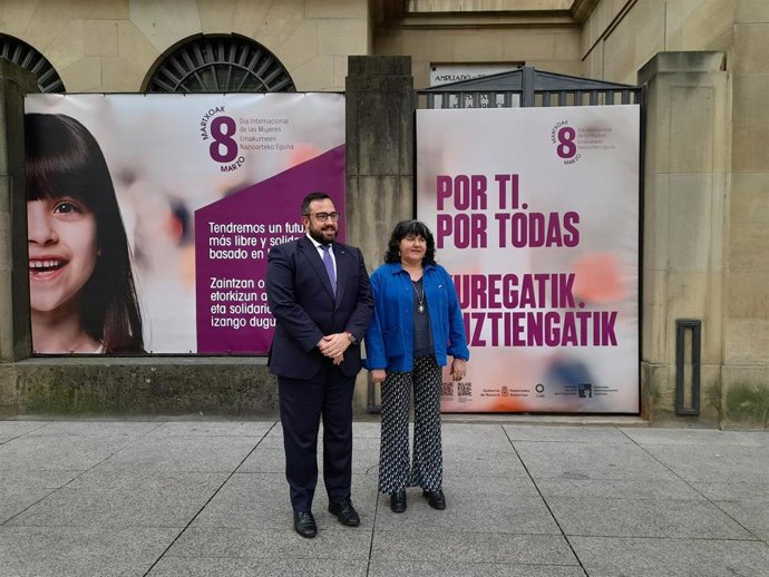 El vicepresidente y consejero de Presidencia, Igualdad, Función Pública e Interior, Javier Remírez, y la directora gerente del Instituto Navarro para la Igualdad (INAI), Eva Istúriz, presentan la campaña del Gobierno de Navarra del 8M