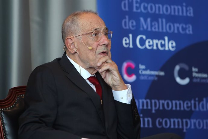 Archivo - El exsecretario general de la OTAN y exsecretario general del Consejo de la Unión Europea (UE) Javier Solana ofrece la conferencia 'La nueva geopolítica en un mundo incierto' en el Cercle dEconomia de Mallorca, a 7 de noviembre de 2022, en Ma