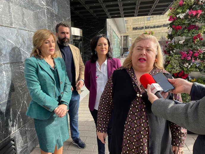 Aguilera atiende a los medios junto a Romero (izda.) y Crespín (centro).