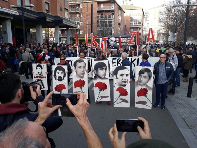 Archivo - Manifestación en recuerdo a las víctimas del 3 de marzo de 1976