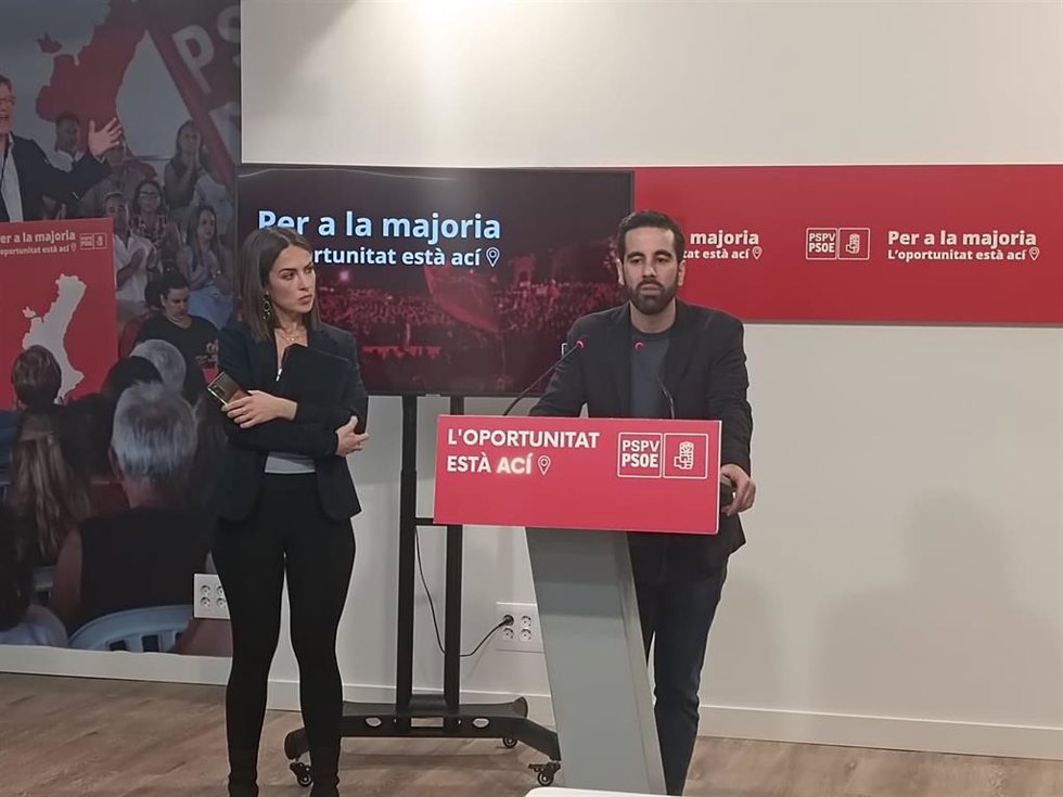 El secretario de Organización del PSPV-PSOE, José Muñoz, y la vicesecretaria general y de Igualdad del PSPV-PSOE, Ana Domínguez