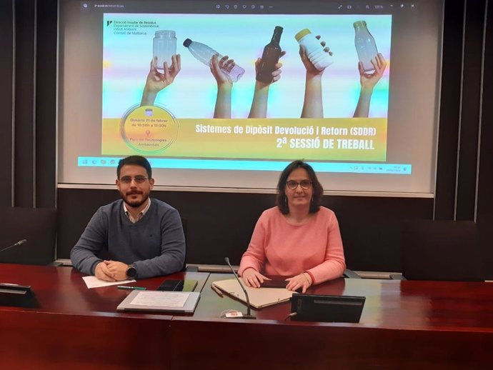 El director insular de Residuos, Juan Carrasco, y la directora ejecutiva de Rezero, Elena Diez