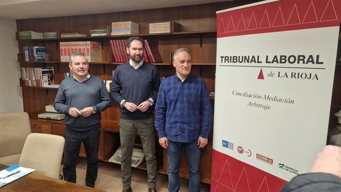 El presidente del Tribunal Laboral de La Rioja, Eduardo Fernández, junto a los secretarios generales de UGT, Jesús Izquierdo, y CC.OO, Jorge Ruano