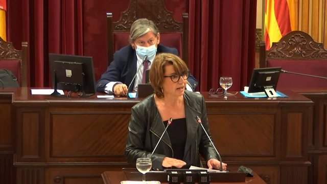 Archivo - La diputada del PP Margalida Durán durante una intervención en el Parlament.