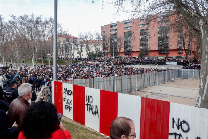 Varias personas porta una pancarta que reza 'Ni uno menos, salvemos Madrid' en la concentración para defender la arboleda de la zona de Madrid Río, que se verá afectada por las obras del Metro, a 18 de febrero de 2023, en Madrid (España). 