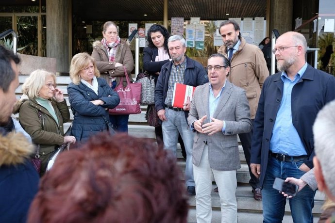 Briones en una reunión con el titular de la empresa Gestdes Arunda S.L. Y los trabajadores de la Escuela Infantil Nuestra Señora de la Paz
