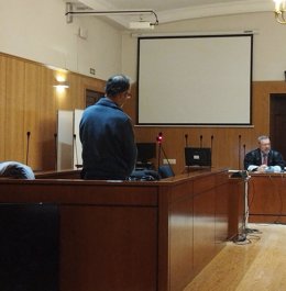 El masajista, de pie, al inicio del juicio en la Audiencia de Valladolid.