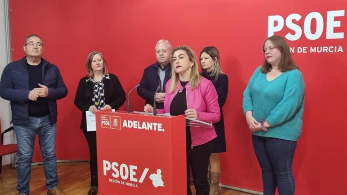 La vicesecretaria general y portavoz del Partido Socialista de la Región de Murcia, Carmina Fernández, en la rueda de prensa