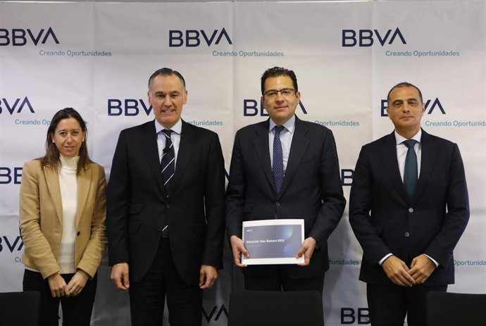 (De Izquierda A Derecha) El Director De La Territorial Este De BBVA, David Conde; El Economista Jefe Para España De BBVA Research, Miguel Cardoso, Y El Director Regional Banca De Empresas Y Corporaciones, Antonio Carreto